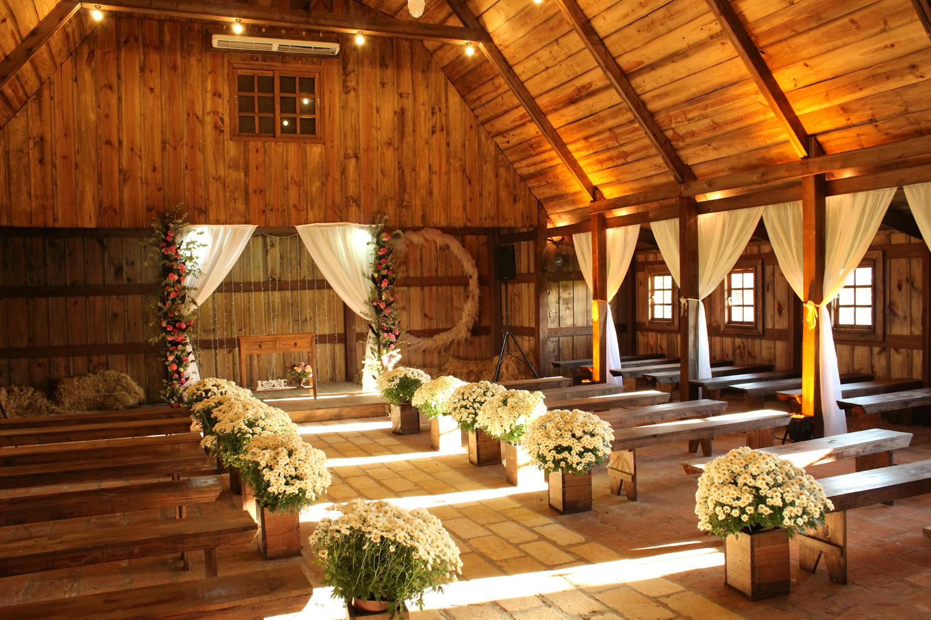 5 Alasan Mengadakan Indoor Wedding